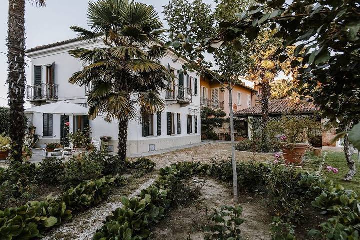 Location de vacances pour 8 personnes, avec Balcon ainsi que Terrasse et Jardin à Govone