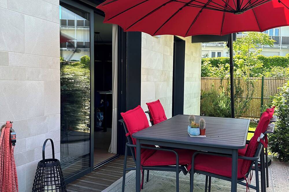 Entire apartment, Tramway Mairie du Bouscat, Dans Residence Neuve, T3 Avec Jardin et Parking in Le Bouscat, Bordeaux region