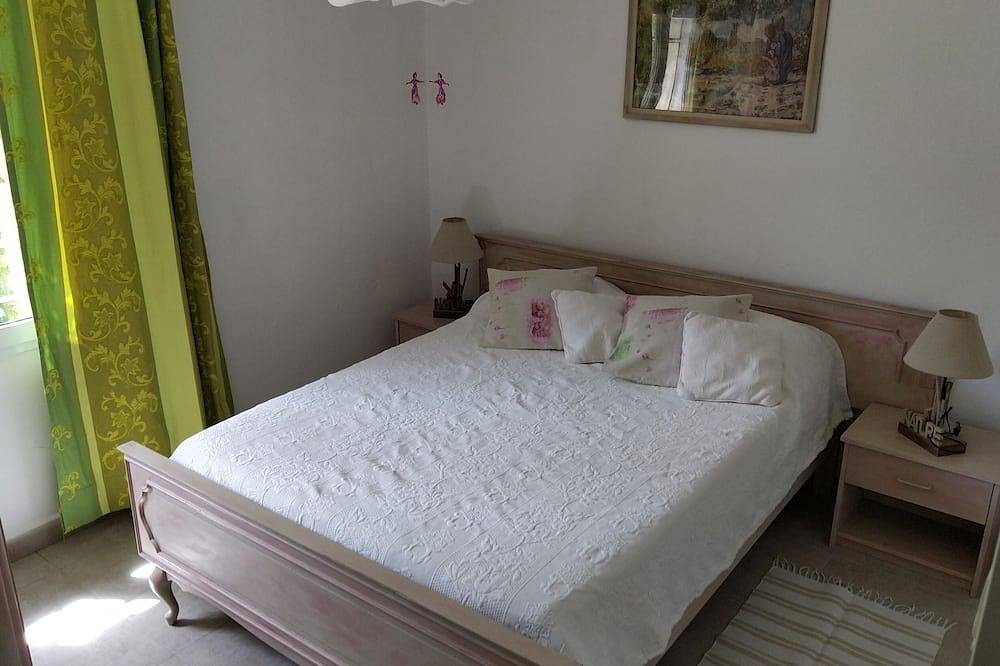 Apartamento entero, Air-conditioned gîte with swimming pool and garden in the countryside, ideal for families in Pertuis, Parque natural regional del Luberon