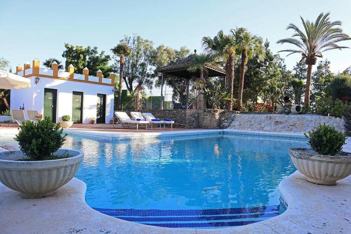 Chalet para 18 personas, con piscina además de jacuzzi y jardín en Arcos de la Frontera