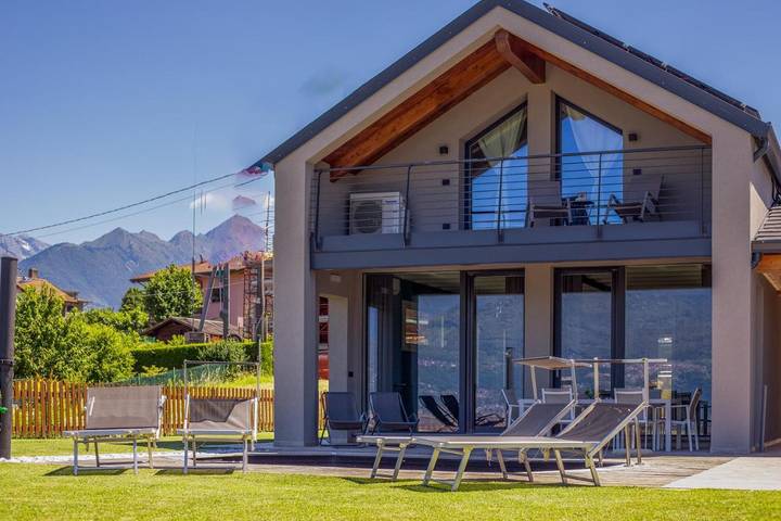 Villa per 7 persone, con Balcone e Terrazza nonché Giardino e Piscina a Colico