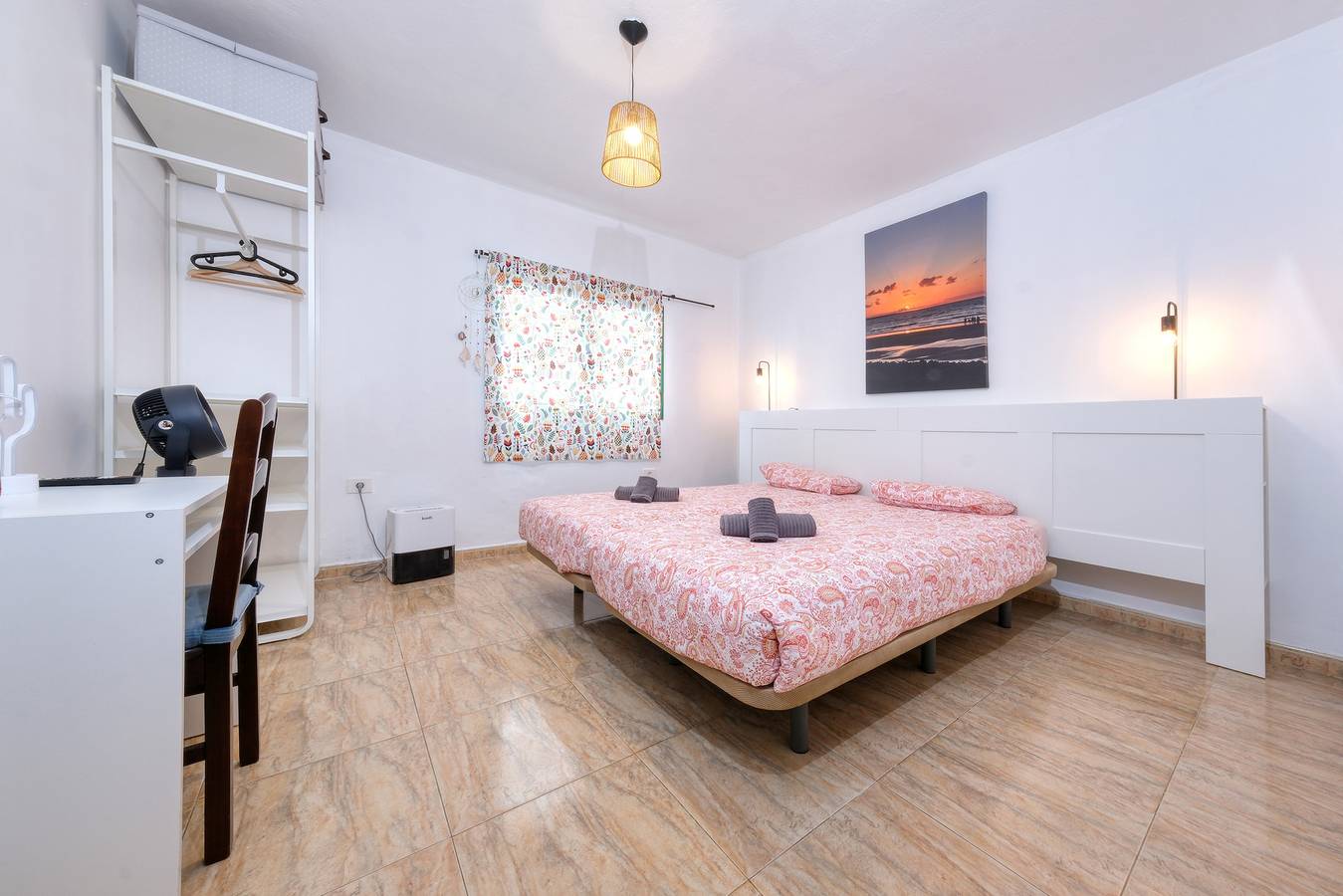 Apartamento vacacional entero, Habitación La Gomera con baño privado externo in Tinajo, Parque Nacional de Timanfaya