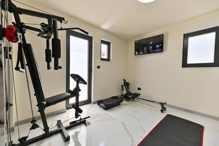 Villa pour 11 personnes, avec jardin ainsi que piscine et jacuzzi, adapté aux familles à Slatine - 3