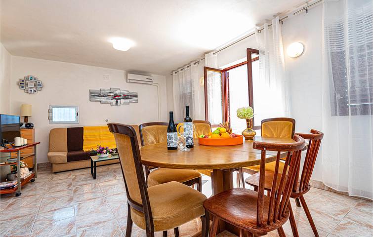 Ganze Ferienwohnung, Urlaub am Meer: Modernes Apartment mit Terrasse und WLAN, nur wenige Schritte vom Strand entfernt in Plaža hotela Spongiola, Brodarica