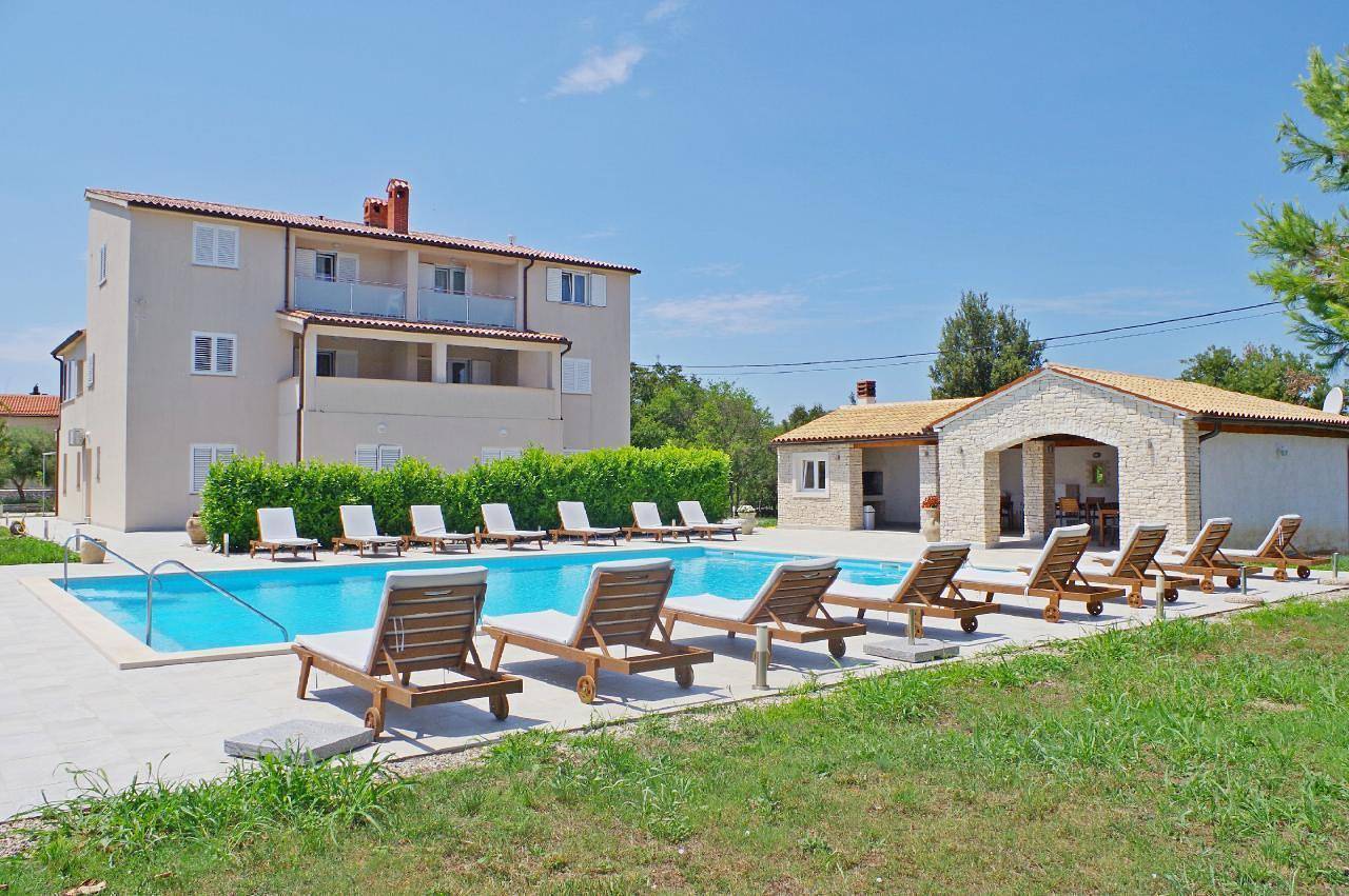 Geheel vakantieappartement, Holiday Apartment in Rakalj with Common Pool in Rakalj, Zuidkust Istrië