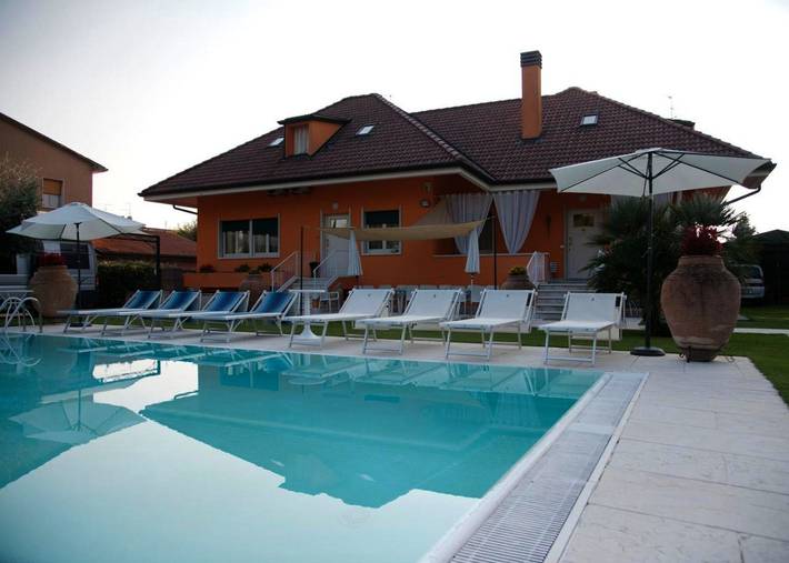 Casa vacanza per 14 persone, con idromassaggio e giardino nonché piscina, con animali domestici a Pescantina