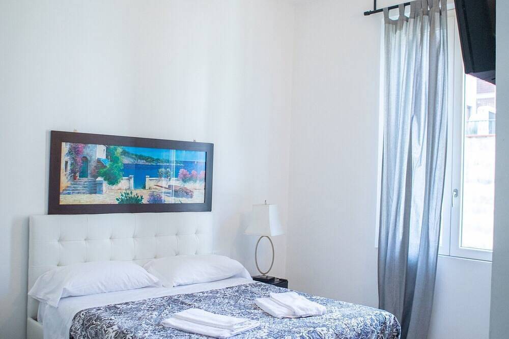 Entire apartment, Room 'Camera Papavero - Tripla' with Shared Garden, Wi-Fi and Air Conditioning in Prato, Prato Province