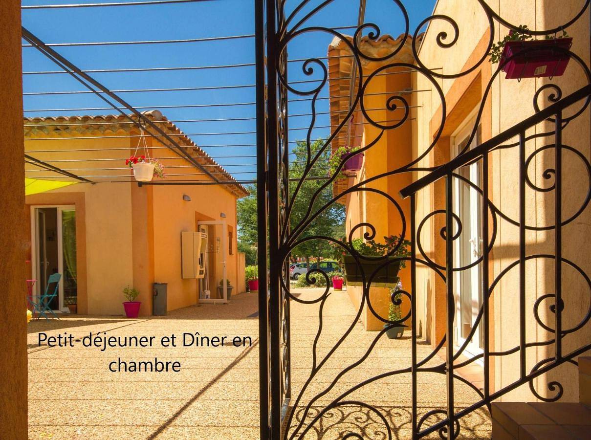 Classic Triple Room in Le Thoronet, Région de Draguignan