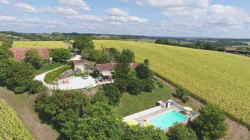 Location de vacances pour 4 personnes, avec Terrasse et Jardin ainsi que Piscine et Vue à Nanteuil-Auriac-de-Bourzac