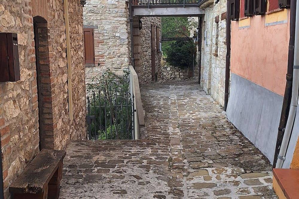 Entire apartment, Inside the widespread village of Castelletta in the Gola della Rossa park. in Fabriano, Ancona Province