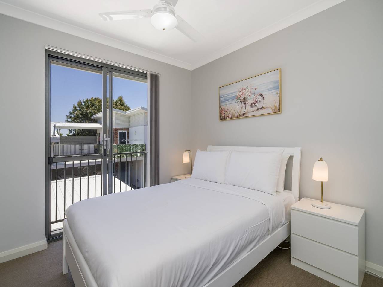 Entire apartment, Sunny 2-Bed in Quiet Location with Balcony in Cannington, Perth