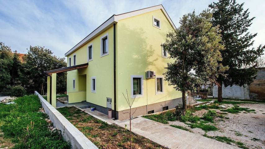 Ferienhaus für 12 Personen, mit Balkon und Garten in Pakostane