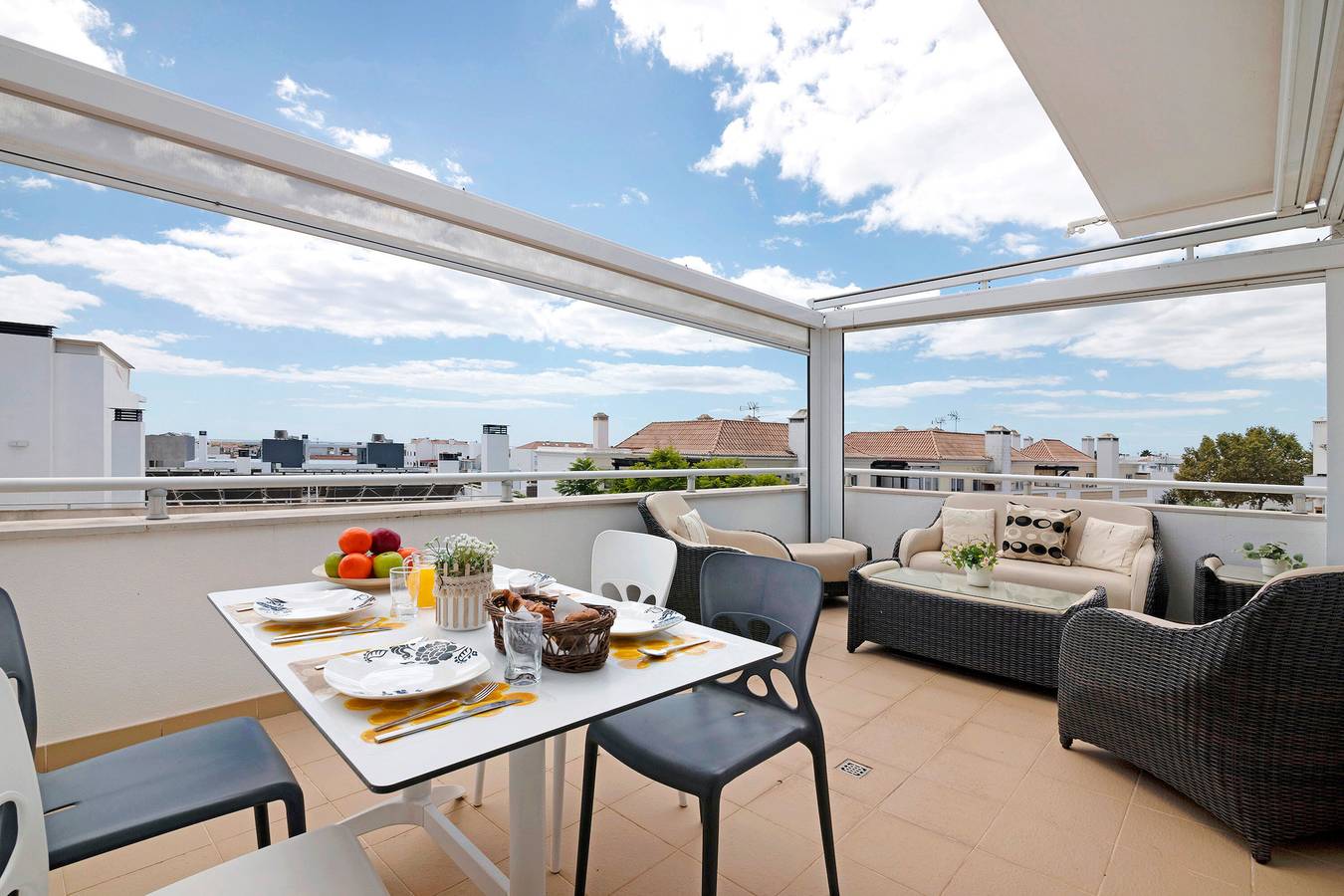 Entire apartment, Charming 3-Bedroom Apartment 'Santa Luzia' with Shared Pool, Wi-Fi and Air Conditioning in Santa Luzia, Parque Natural da Ria Formosa