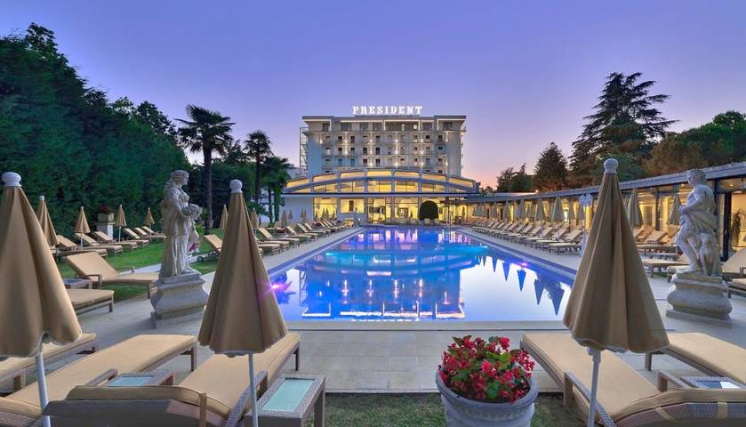 Hôtel pour 2 personnes, avec sauna et jacuzzi ainsi que jardin et piscine
