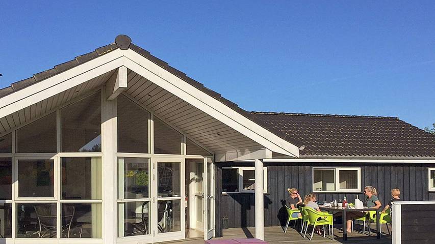 Ferienhaus für 10 Personen, mit Terrasse und Sauna sowie Whirlpool in Marielyst