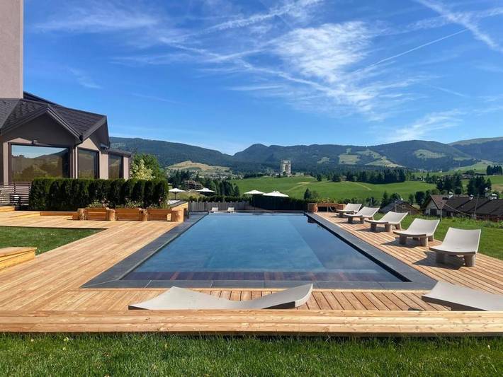 Hôtel pour 3 personnes, avec piscine et terrasse ainsi que jardin et sauna