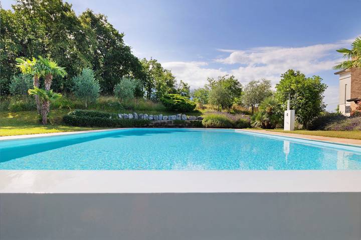 Entire apartment, Holiday Apartment "Jose" with Shared Pool, Terrace & Wi-Fi in Voltino, Tremosine
