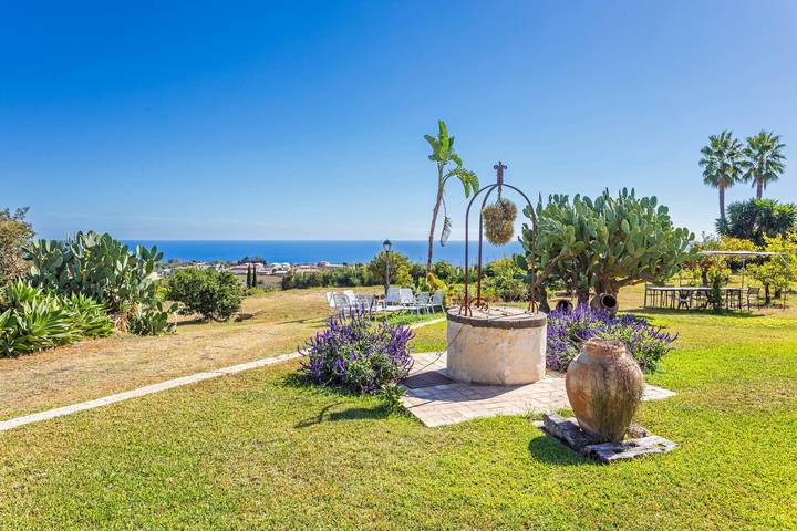 Entire apartment, Apartment 'La Casa Del Fico D'india - Blu' with Shared Garden, Wi-Fi and Air Conditioning in Aci Platani, Aci Catena