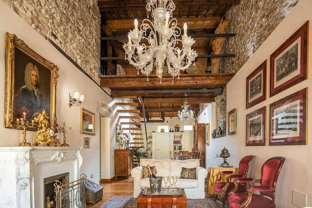 Apartamento entero, Elegant Penthouse with Charming views in Asolo Historic Town in Asolo, Provincia de Treviso