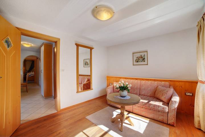 Appartamento intero, Wiedmairhof Appartamento 'Schwalbennest' con balcone ovest terrazza e giardino in comune e Wi-Fi in Oberplars, Lagundo