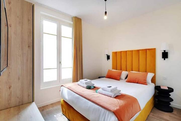Entire apartment, Appartement Supérieur: two-Bedroom with WiFi & AC Near Paris in Levallois-Perret, Hauts-de-Seine