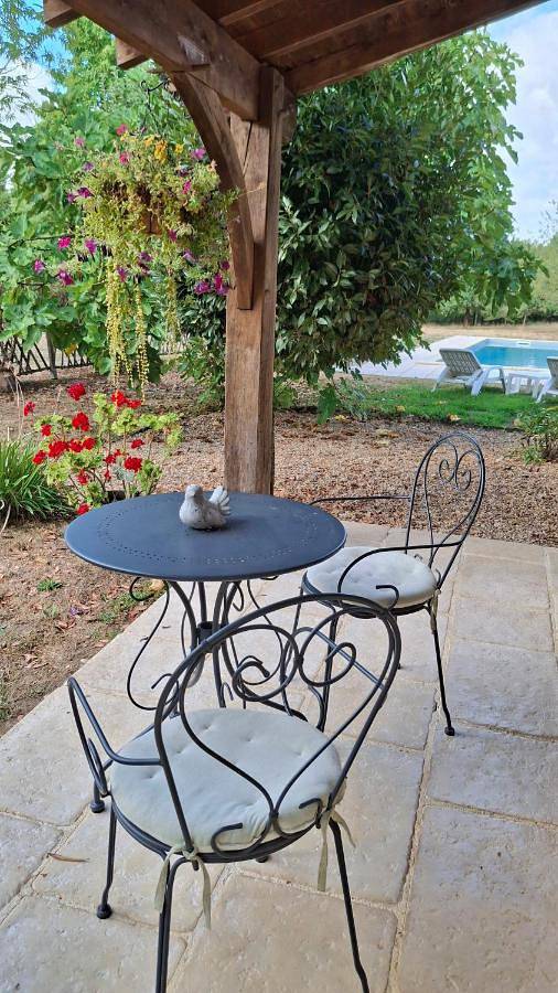 Location de vacances pour 3 personnes, avec jardin et terrasse ainsi que piscine et vue à Saint-Martin-de-Fressengeas - 4