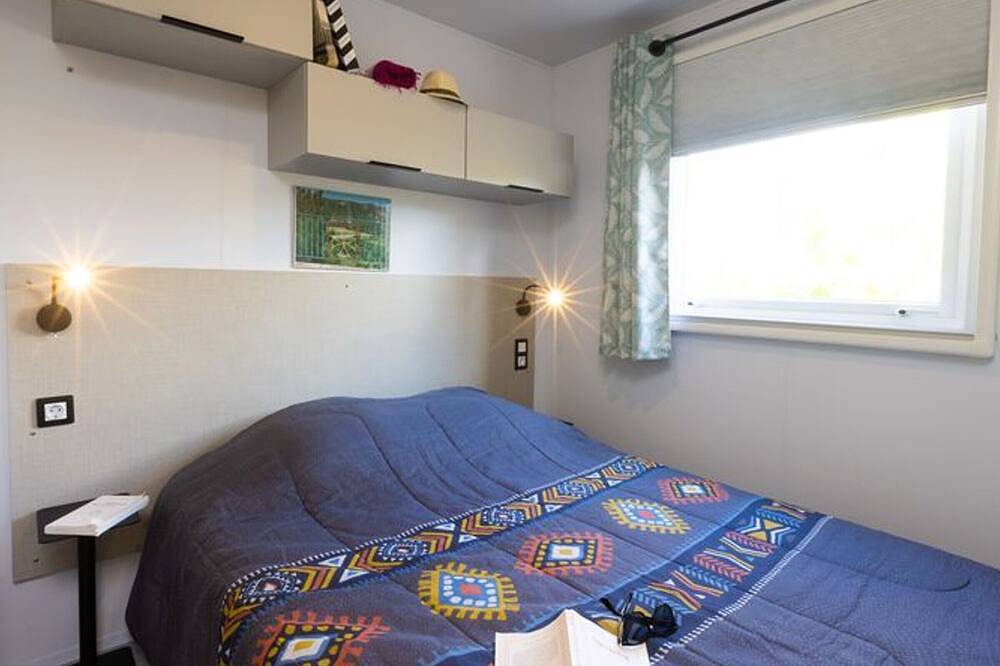 Spacious mobile home with terrace for 8 people in Lézignan-Corbières, Narbonne region