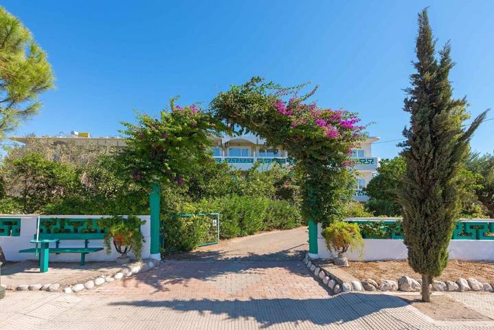 Location de vacances pour 2 personnes, avec vue ainsi que piscine et jardin, adapté aux familles à Faliráki - 3