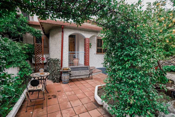 Ganze Wohnung, Zitronengarten Apartment mit Wi_Fi und A/C in Oliena, Barbagia