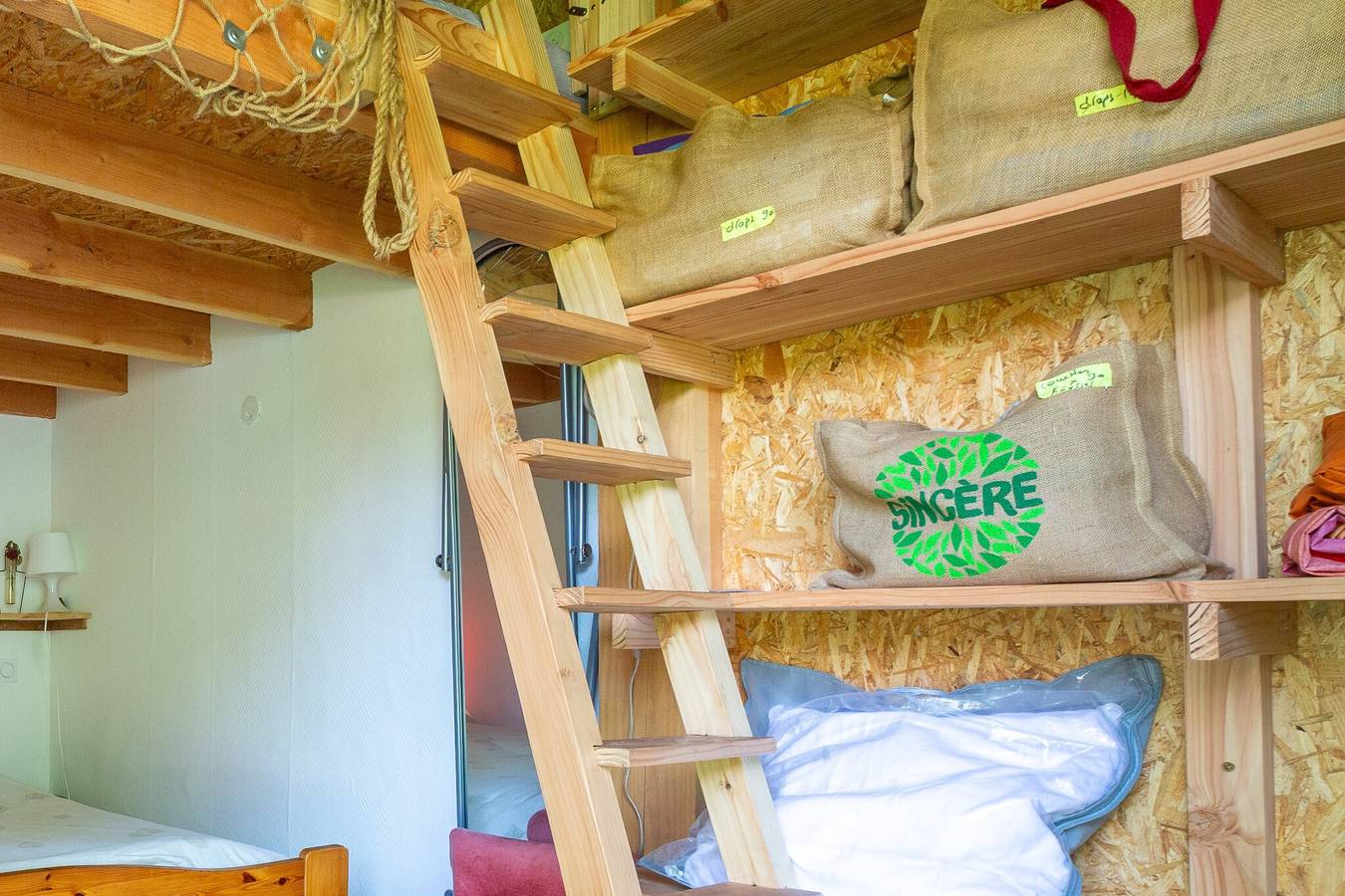Apartamento vacacional entero, Tiny Home « Logement Bourbon - Corazón de Ardèche » con terraza privada, jardín y Wi-Fi in Lamastre, Parc naturel régional des Monts d'Ardèche