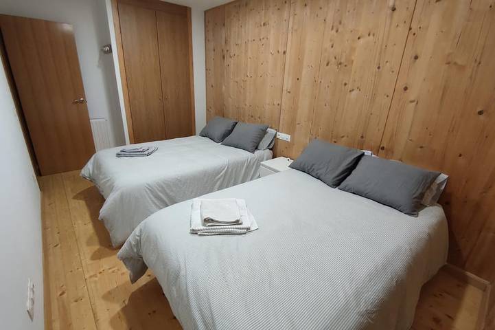 Entire apartment, Mountain Style Duplex Near Jaca, Parking Included in Castiello de Jaca, Aragonese Pyrenees