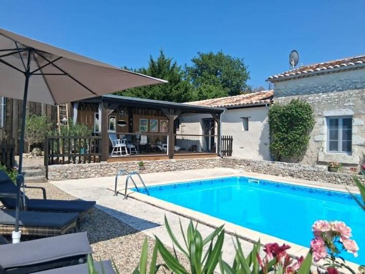 Location de vacances pour 4 personnes, avec Terrasse et Jardin ainsi que Piscine et Vue à Savignac-sur-Leyze