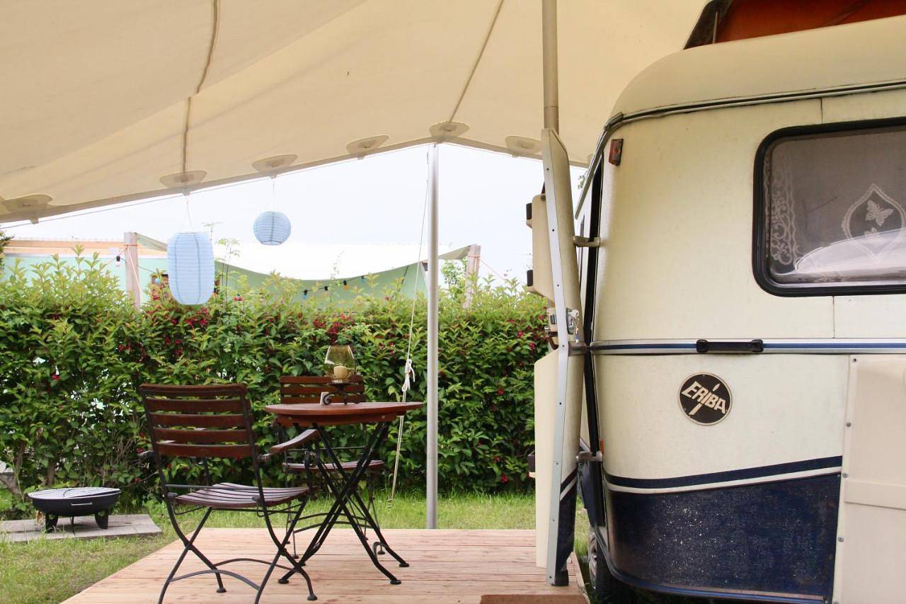 Oma Edda - Glamping in kultigem Wohnwagen auf Camping Seeblick in Neustadt in Holstein, Ostholstein