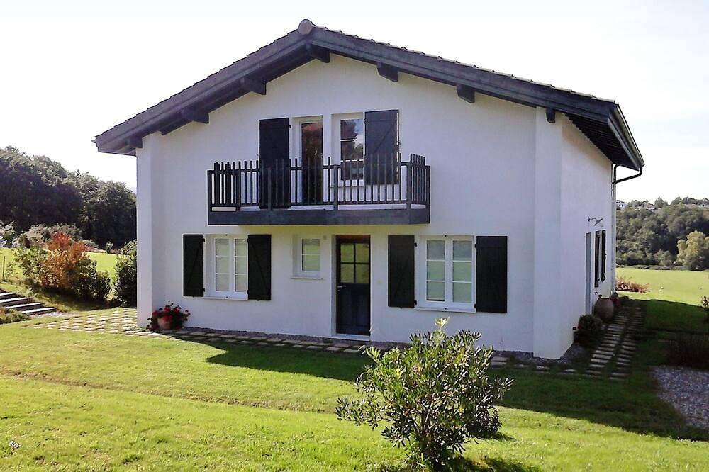 Entire apartment, Sunny garden apartment in a breathtaking location in Saint-Pée-sur-Nivelle, Bayonne region