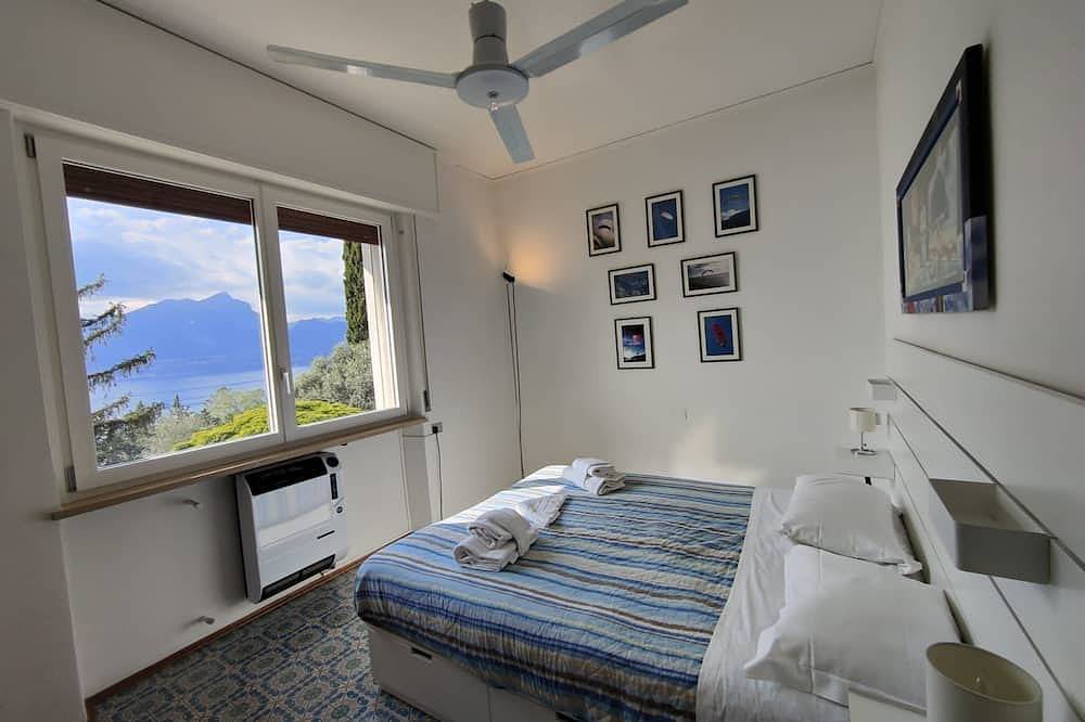 Villa:16 Personen, Swimmingpool, Garten, 2große Terrassen, unvergesslichen Blick in Torri del Benaco, Gardasee-Berge