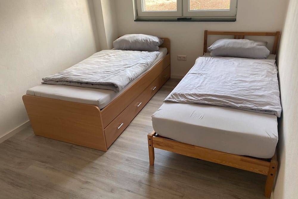 Ganze Wohnung, Apartment 'Ferienwohnung, 100 qm' mit gemeinsamer Terrasse, gemeinsamem Garten und Wlan in Hohenhaslach, Sachsenheim