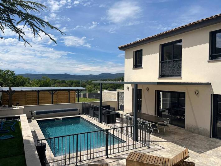 Location de vacances pour 8 personnes, avec piscine et terrasse à Rougiers
