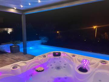 Chambre d’hôte pour 4 personnes, avec piscine et sauna ainsi que vue et jardin à Villeneuve