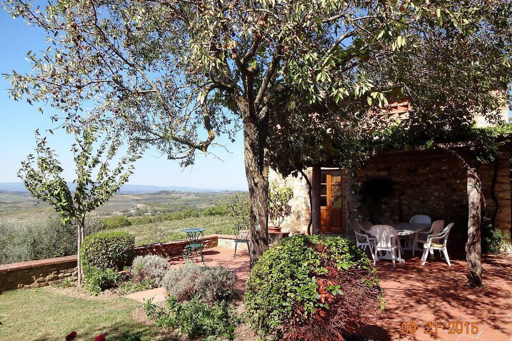 12km North of Siena with a stunning view pool & tenniscourt  3 bedrooms ensuite in Castellina in Chianti, Chianti