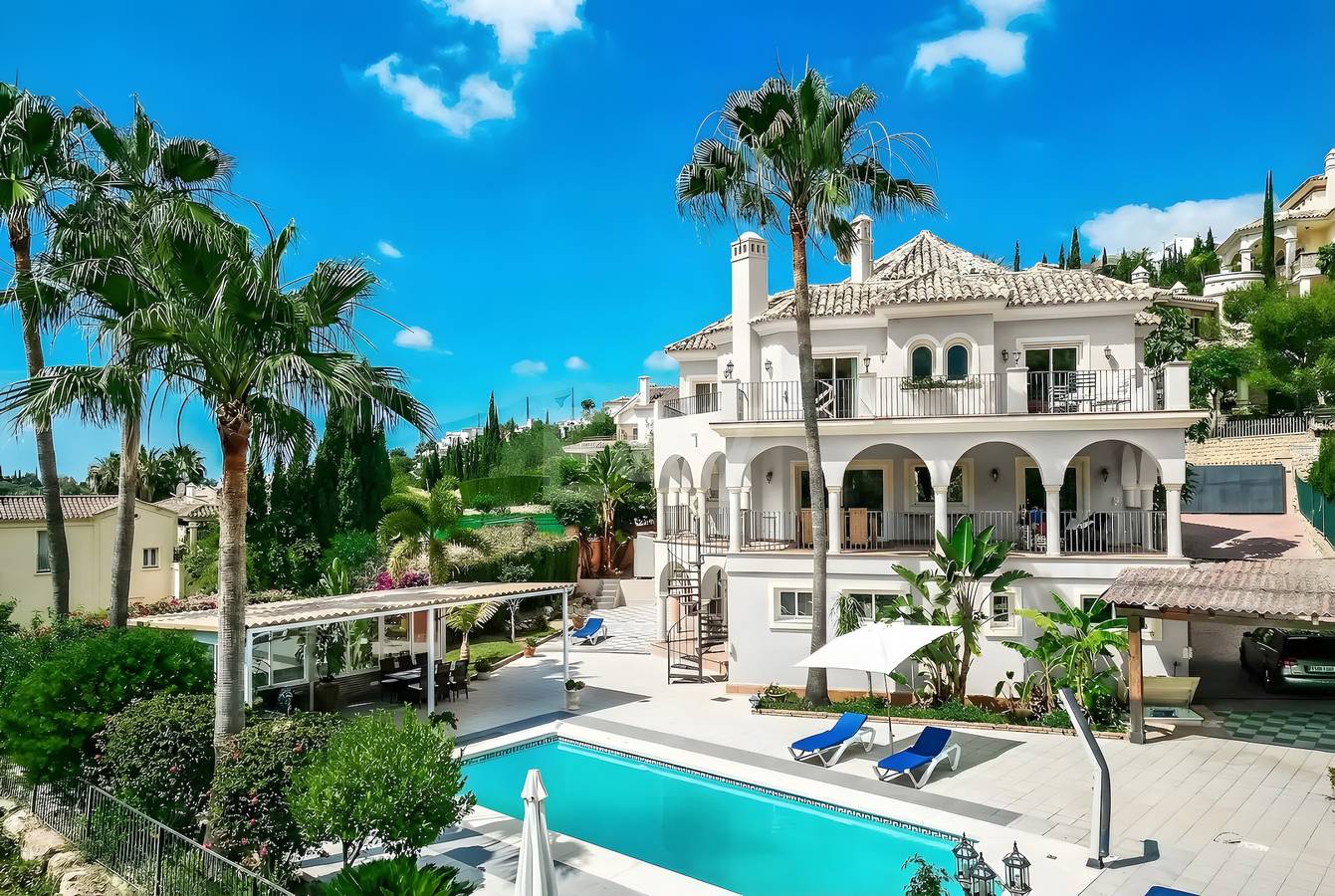 Villa de lujo en Los Arqueros Golf, con piscina privada y vistas al mar in Los Arqueros Golf and Country Club, Benahavís