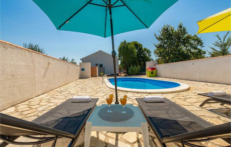 Gemütliche Ferienwohnung mit Pool und Terrasse – nur 1 km von der Küste entfernt! in Novigradsko More, Zadar