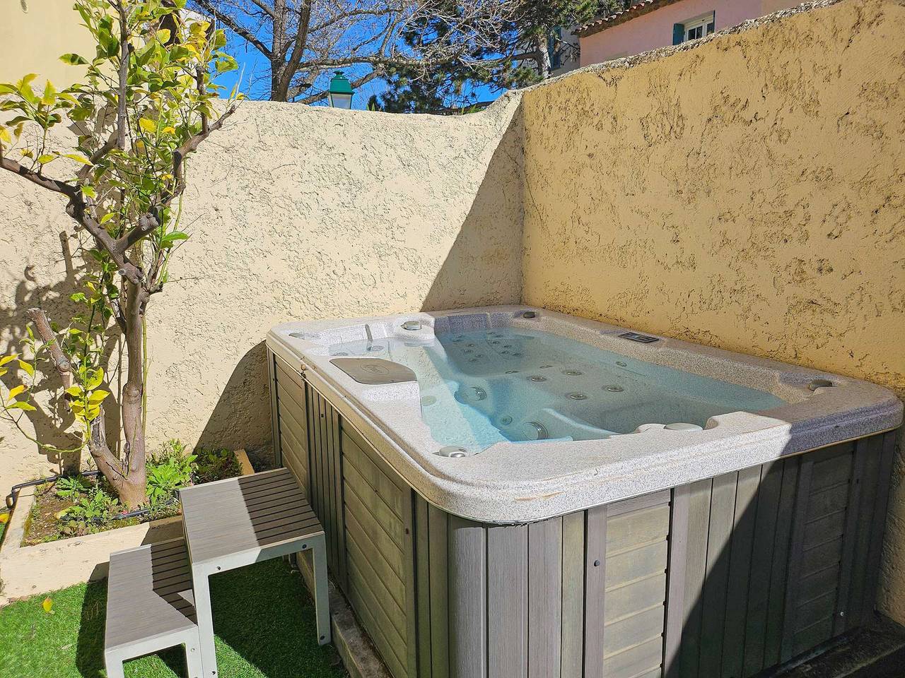 Agréable maison climatisée pour 4 personnes  avec jacuzzi , wifi et amarrage in Port Grimaud, Grimaud