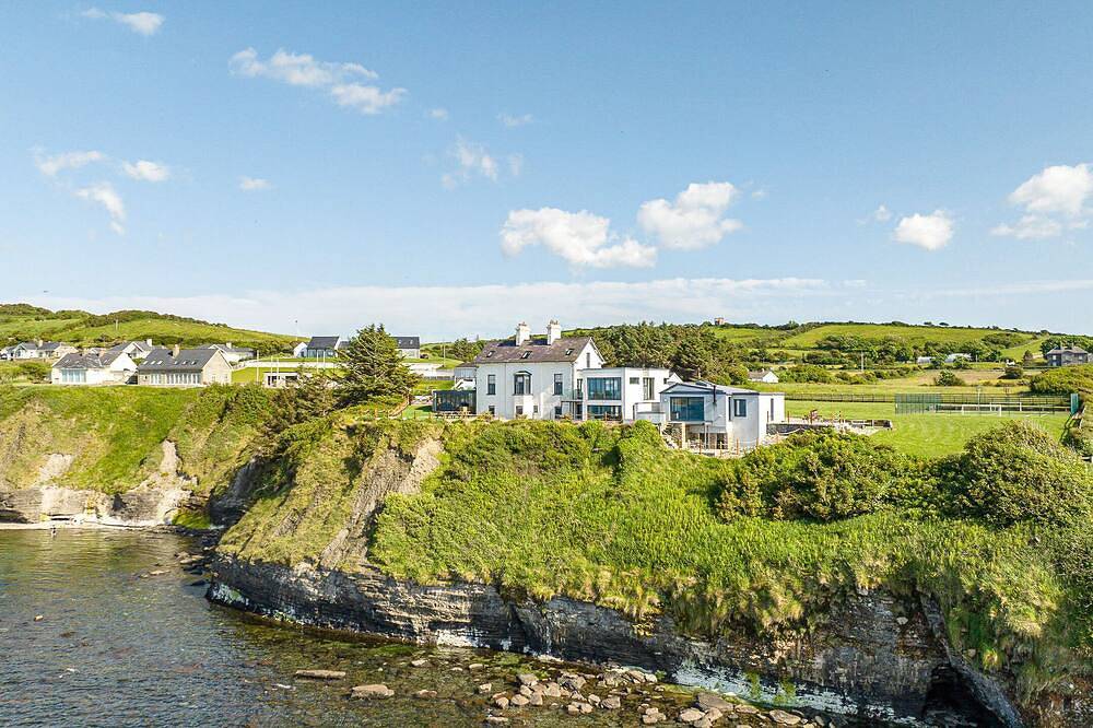 Cliff House | Ocean View | Pizza Oven, Sports Pitch & Games Room | Sleeps 14 in Donegal, Irish Ulster
