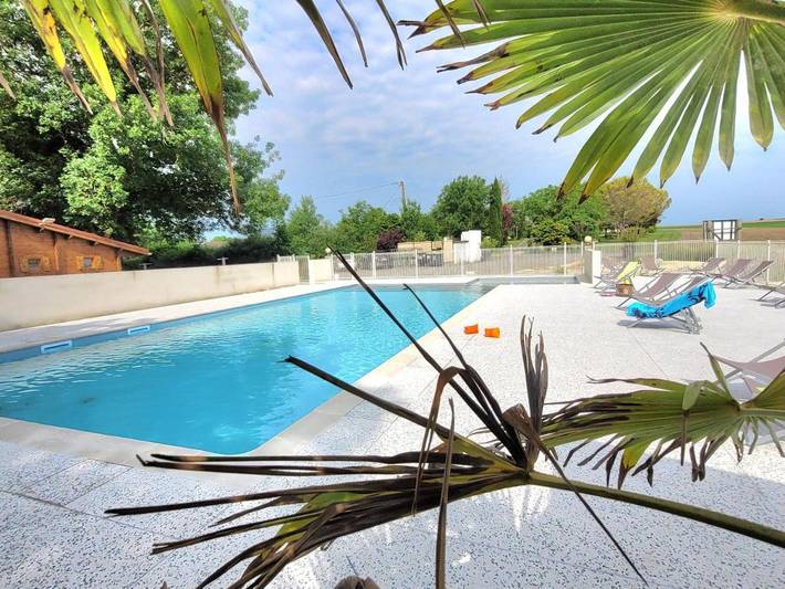 Camping pour 4 personnes, avec piscine ainsi que terrasse et bassin pour enfant