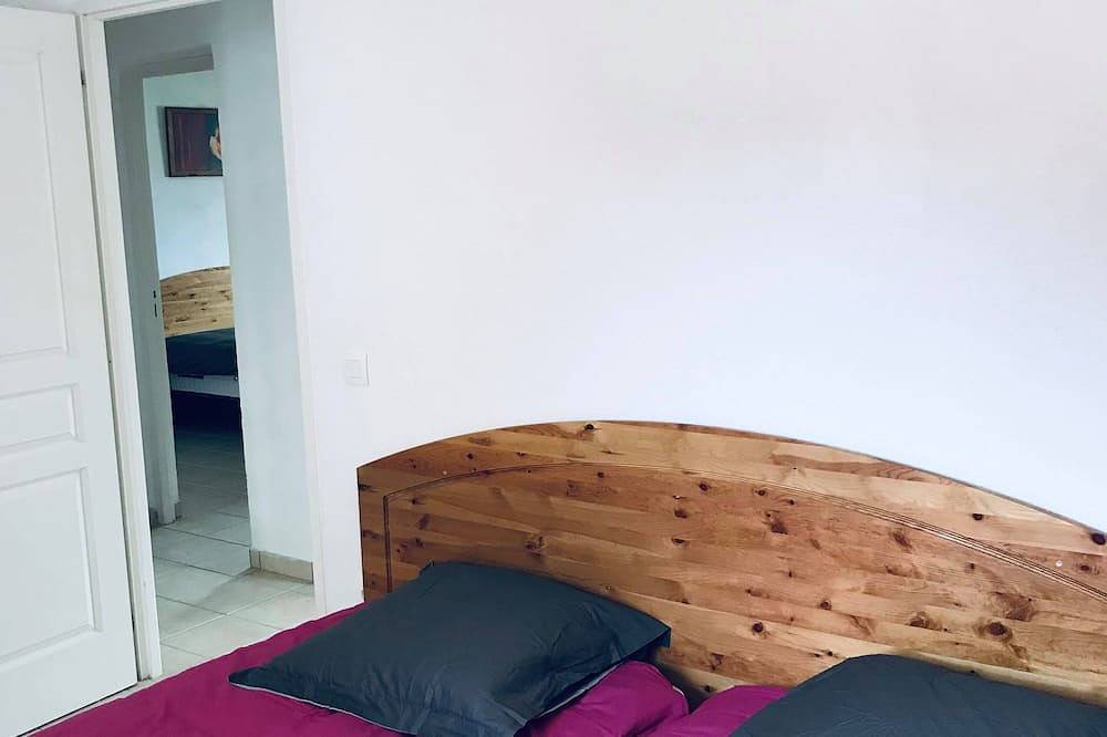 Entire apartment, Watch Tower 2 - Two Bedroom Apartment, Garden View in Montbrun-les-Bains, Nyons region