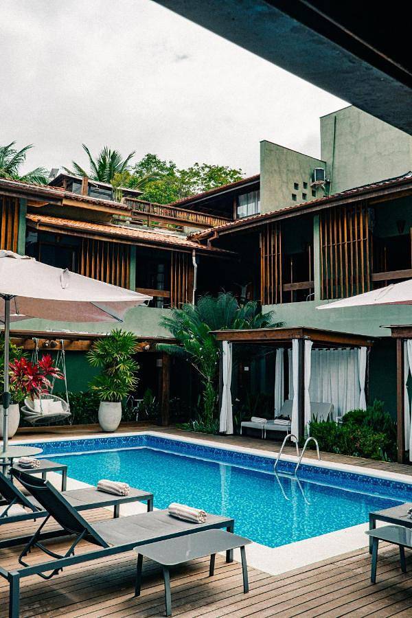 Pousadas para 3 pessoas, com piscina e jardim e ainda sauna na Barra do Una