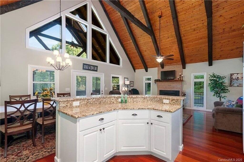 Halfback Ridge -Hot Tub-Magnificent Views-Motorcycle & Pet-Friendly-Fenced Yard\n in Blue Ridge Parkway, Maggie Valley