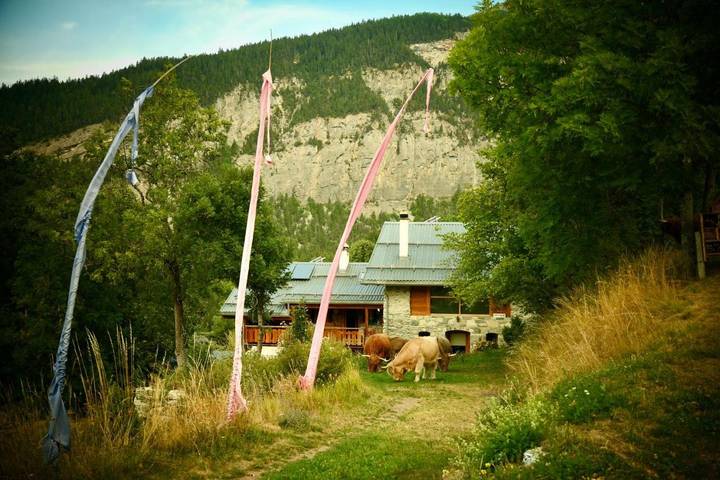 Gîte pour 5 personnes, avec vue et jardin, adapté aux familles à Mollens