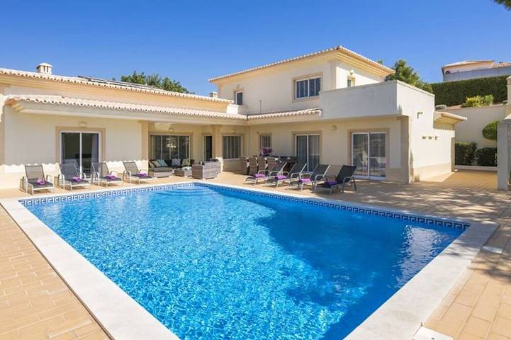 Vacation rental for 10 people, with balcony and yard in Carvoeiro