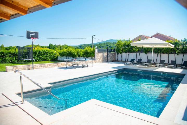 Villa pour 14 personnes, avec piscine ainsi que jardin et vue à Sinj